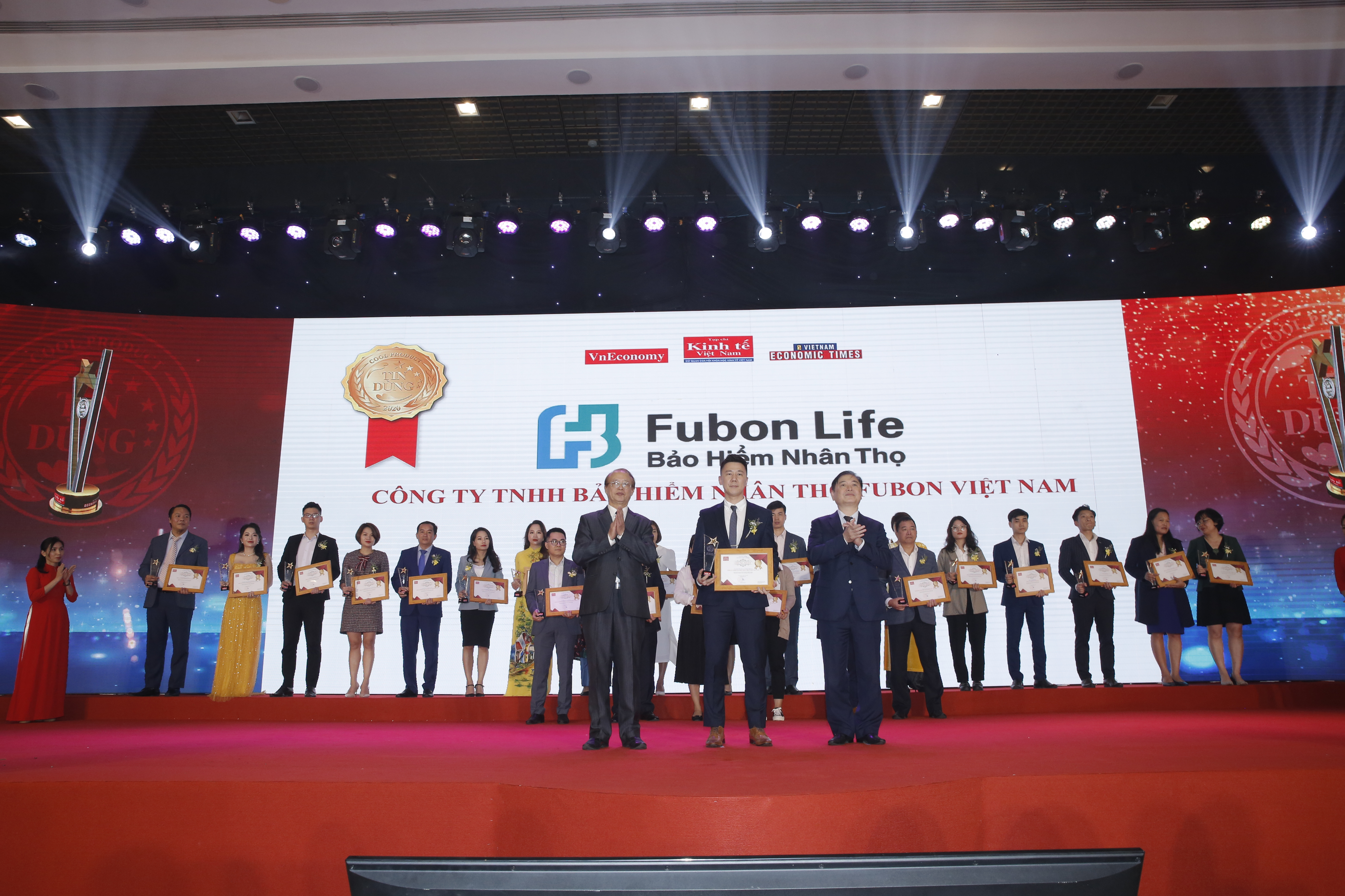 Fubon Life Việt Nam Vào Top 100 Sản Phẩm Dịch Vụ Tin & Dùng Lần Thứ 8